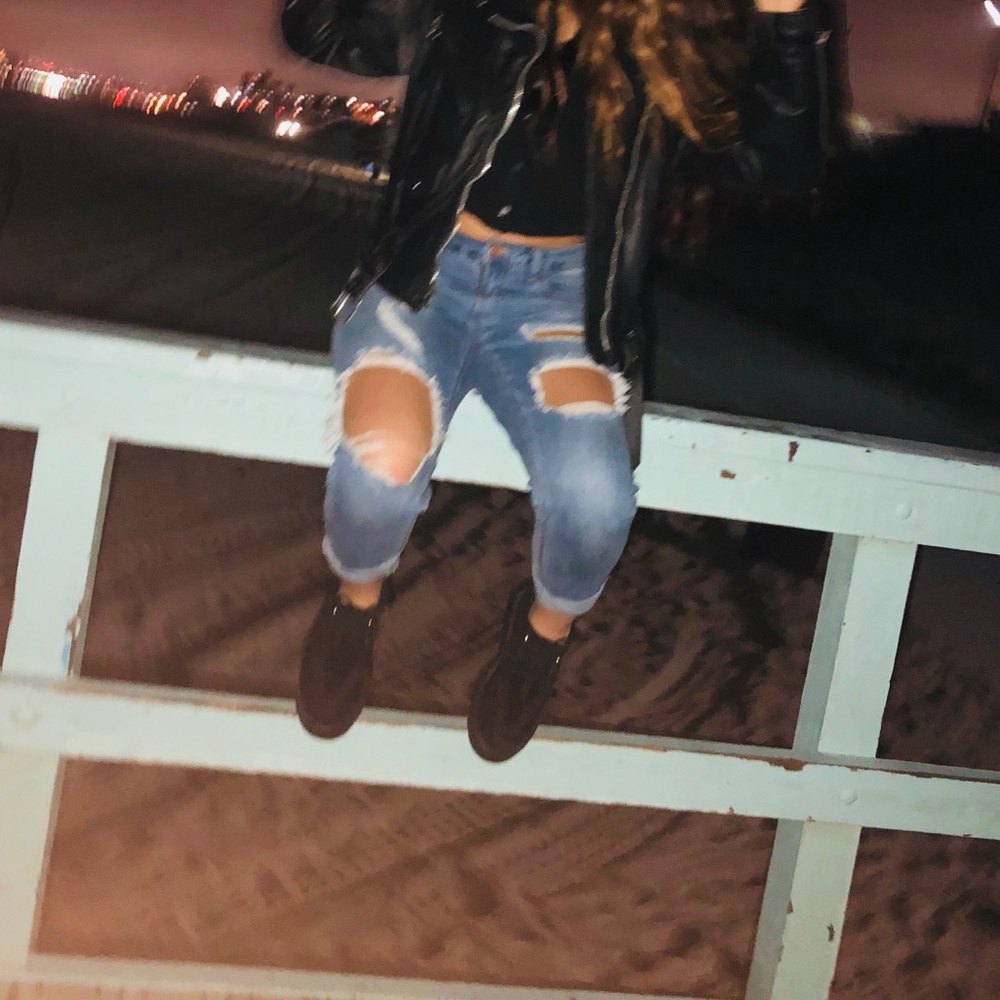 RIPPED JEANS